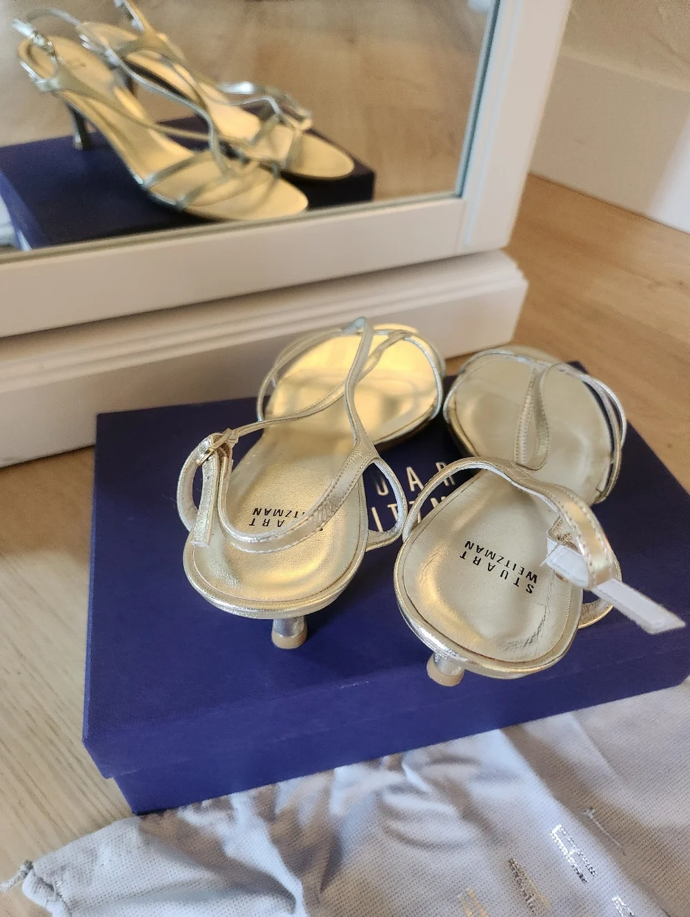 Stuart Weitzman | Reversal Strappy Sandal in Gold - Picture 3 of 8